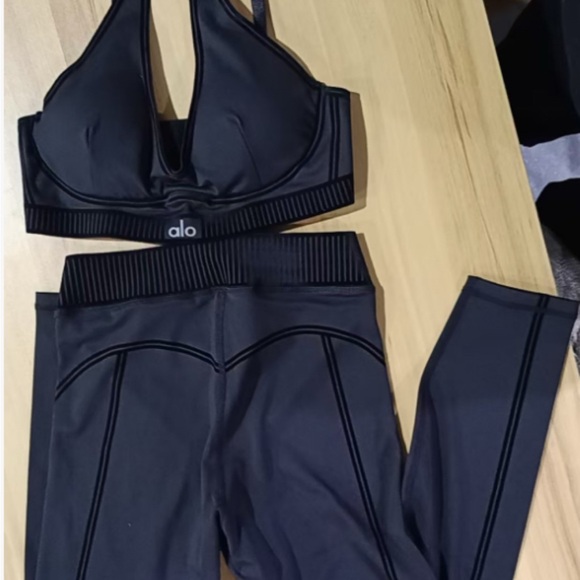 ALO Yoga Black Sports Bra and Leggings Set - Picture 2 of 2